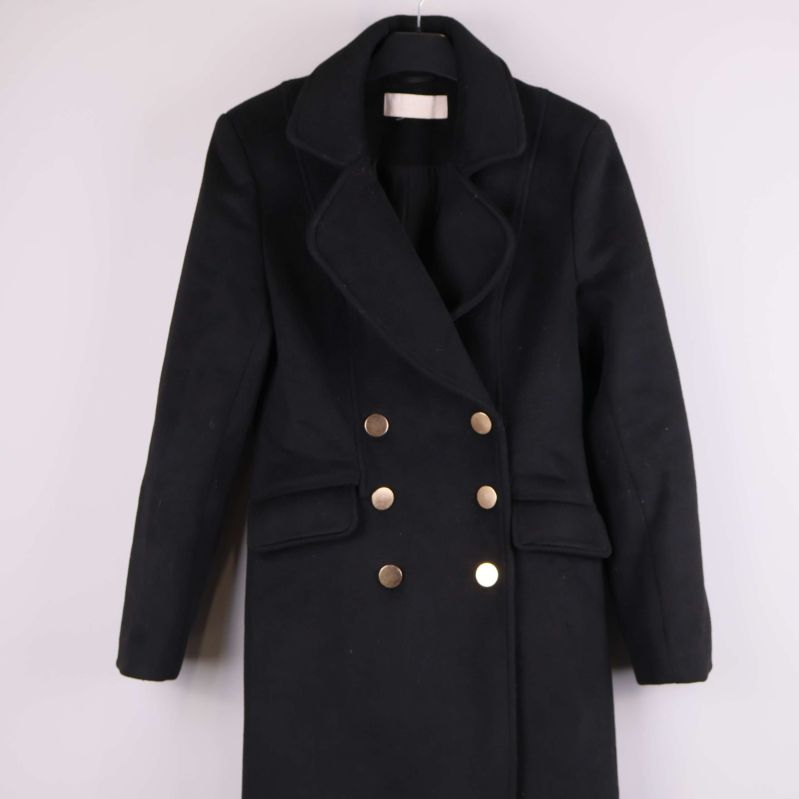 Övre del av svart kappa med krage och guldknappar