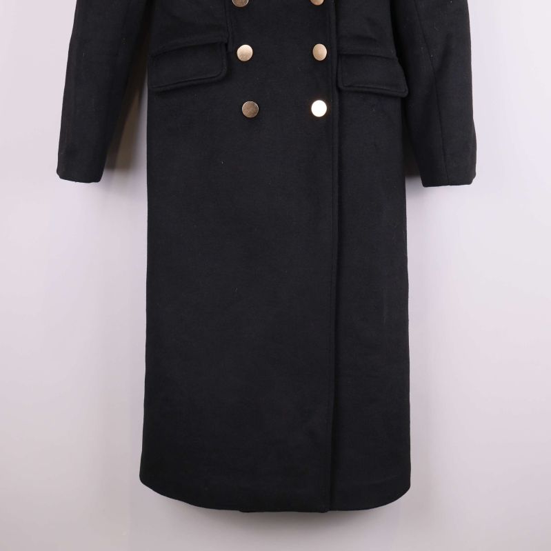 Nedre del av svart kappa med knappar och fickor