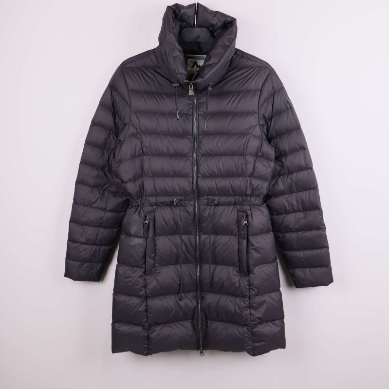 Lång svart dunjacka med dragkedja och hög krage