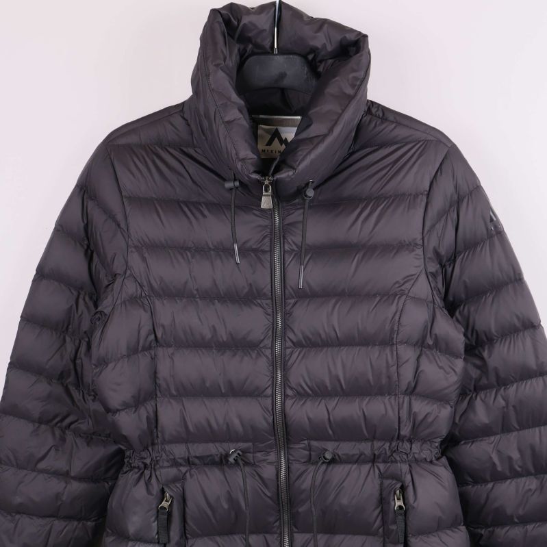 Närbild på hög krage och dragkedja på svart dunjacka