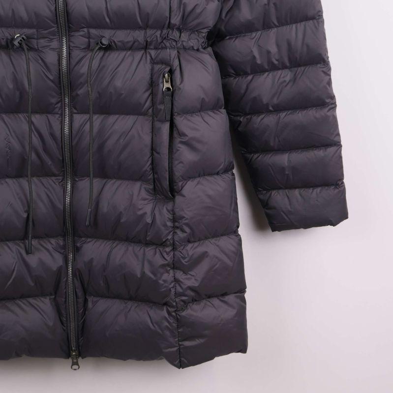 Närbild på justerbar midja och fickor med dragkedja