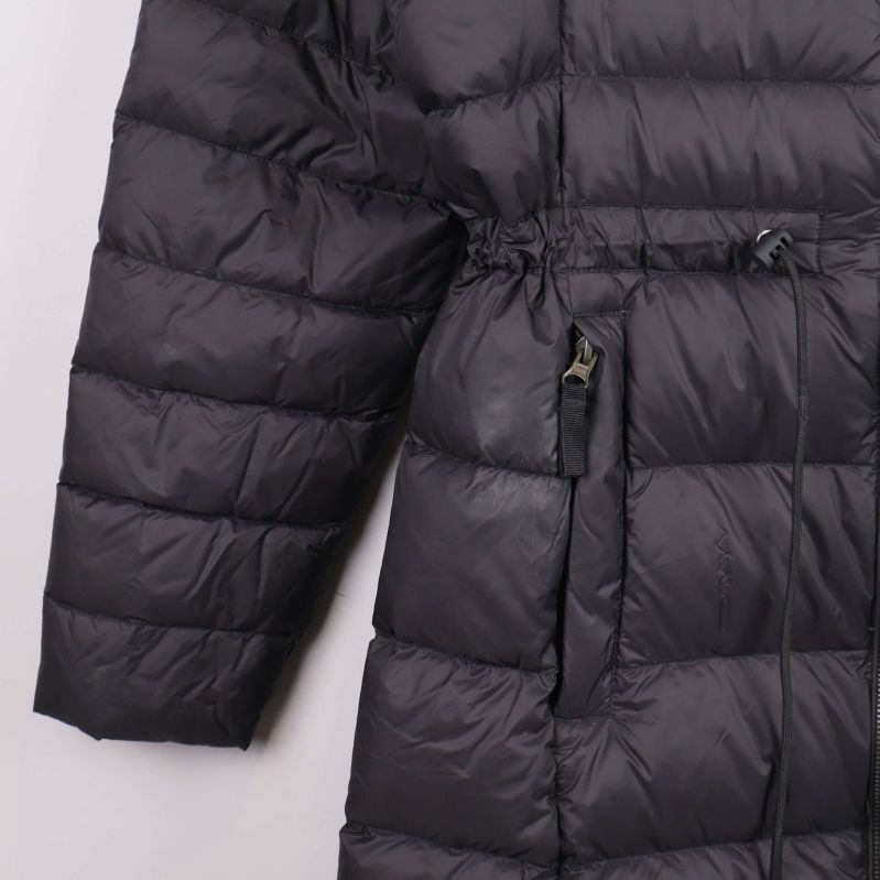 Närbild på vänster ärm och midjedetalj med dragsko