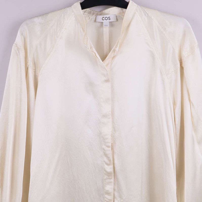 Närbild på blusens framsida och v-ringning