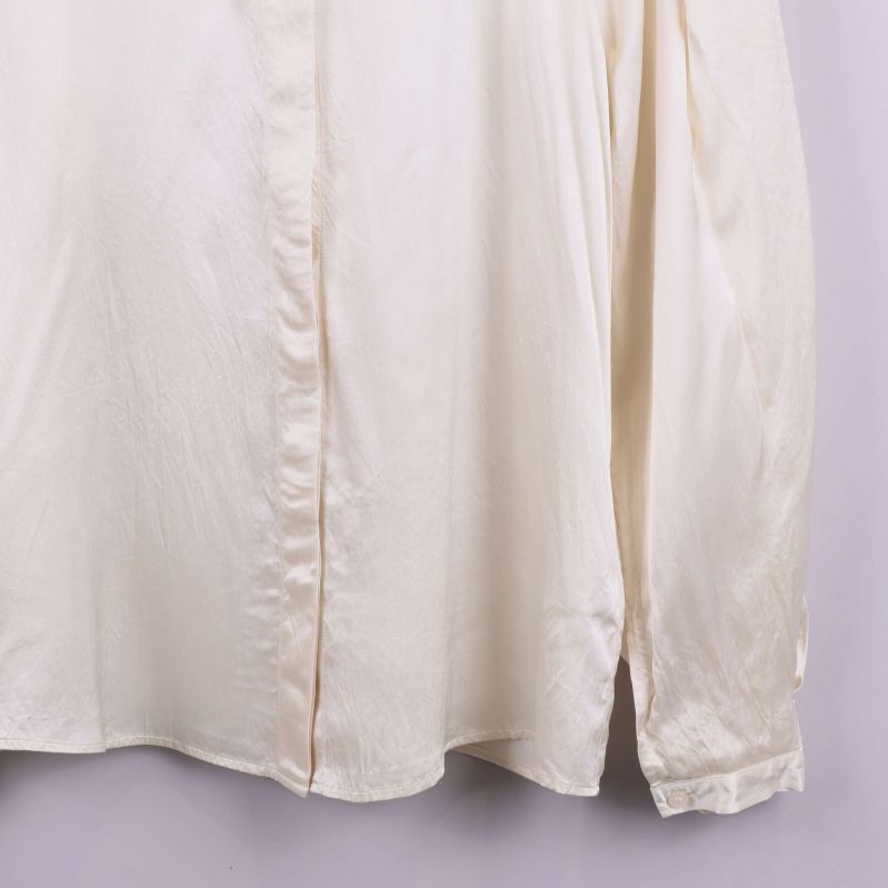 Närbild på blusens nederkant och manschett