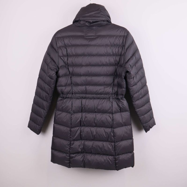 Lång svart dunjacka sedd bakifrån, med quiltat mönster