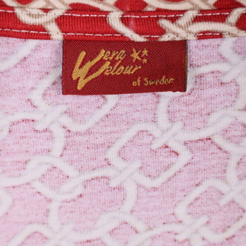 Närbild på röd etikett med Vera Velour of Sweden