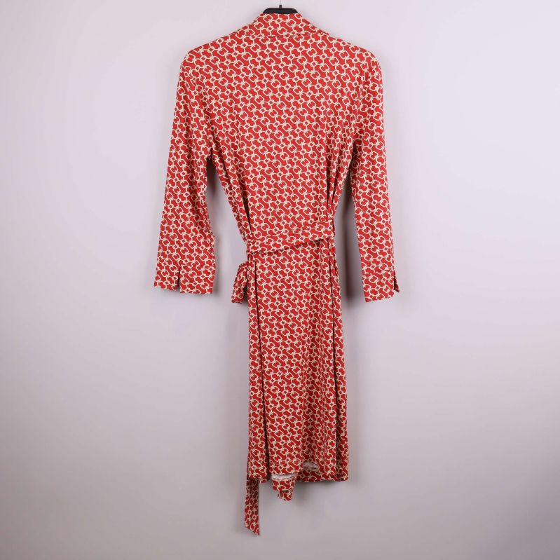 Baksida av röd kimono med grafiskt mönster och knytband