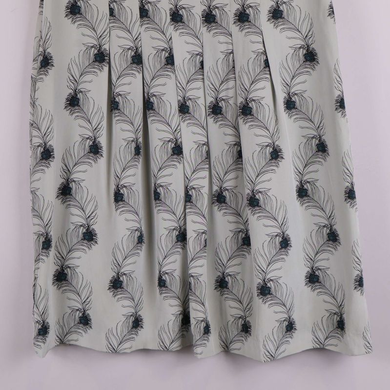 Nederkant av kjol med tydligt fjädermönster