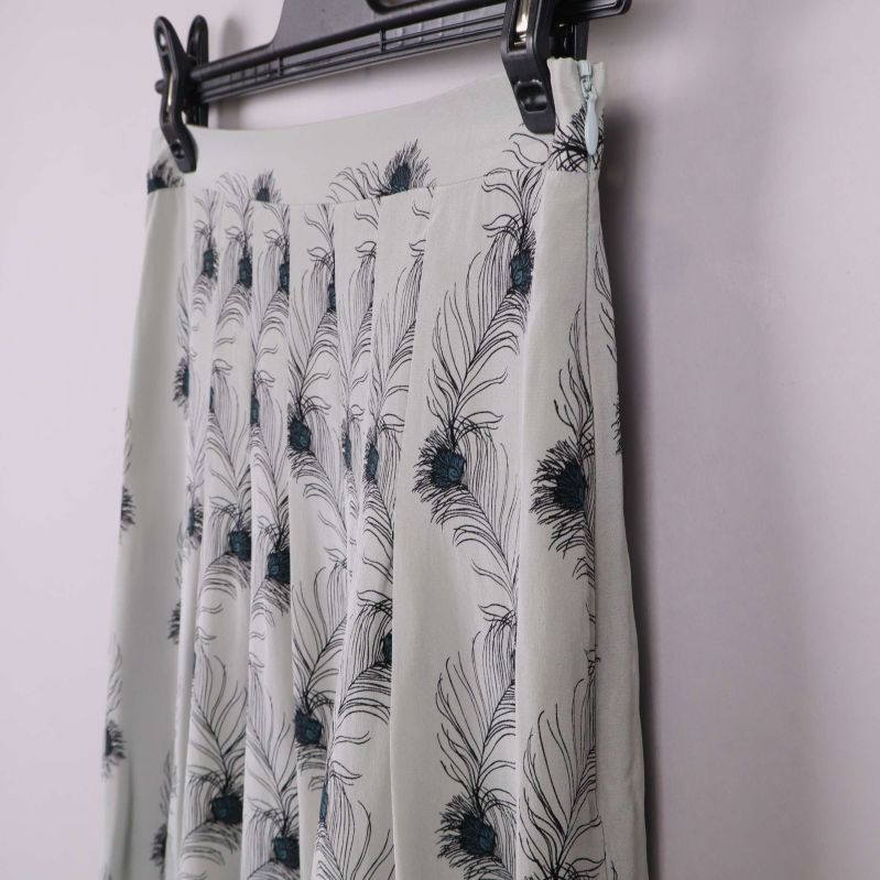 Kjolen i sidovy med synliga lagda veck