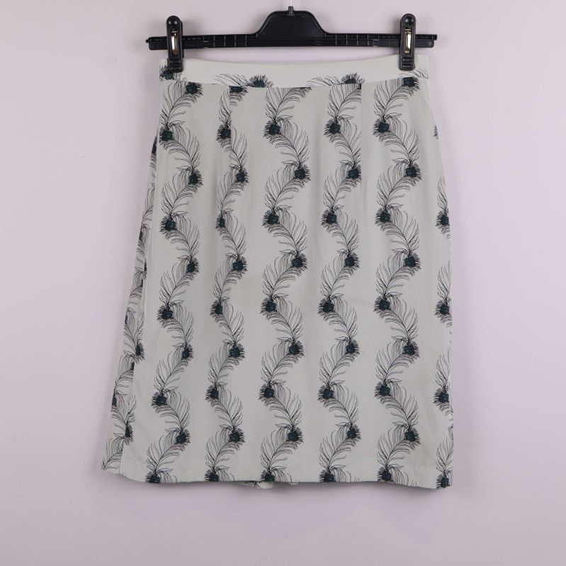 Kjolens baksida med diskret fjädermönster