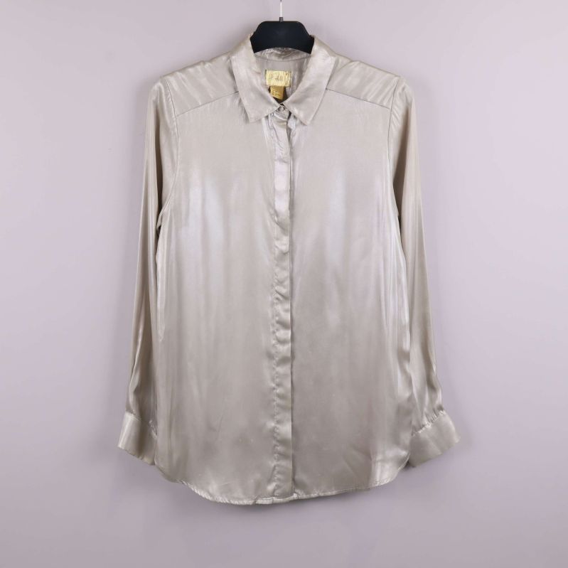 Glansig långärmad skjorta på galge framifrån