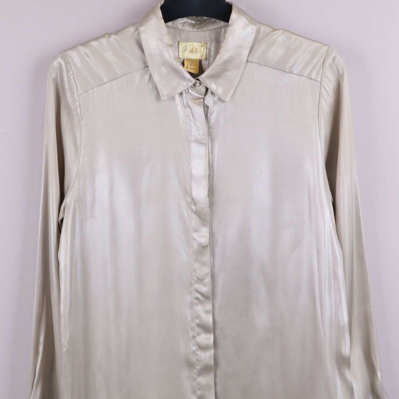 Skjortans framsida med dolda knappar och glans