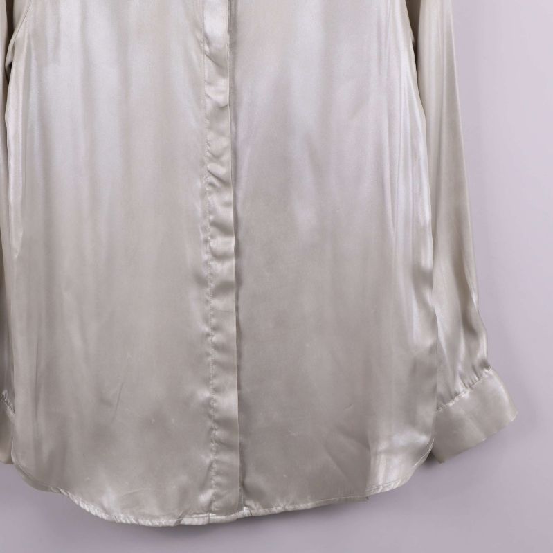 Nederkant av skjorta med glansigt tyg och manschett