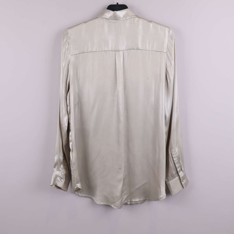 Baksidan på glansig skjorta med fina sömmar