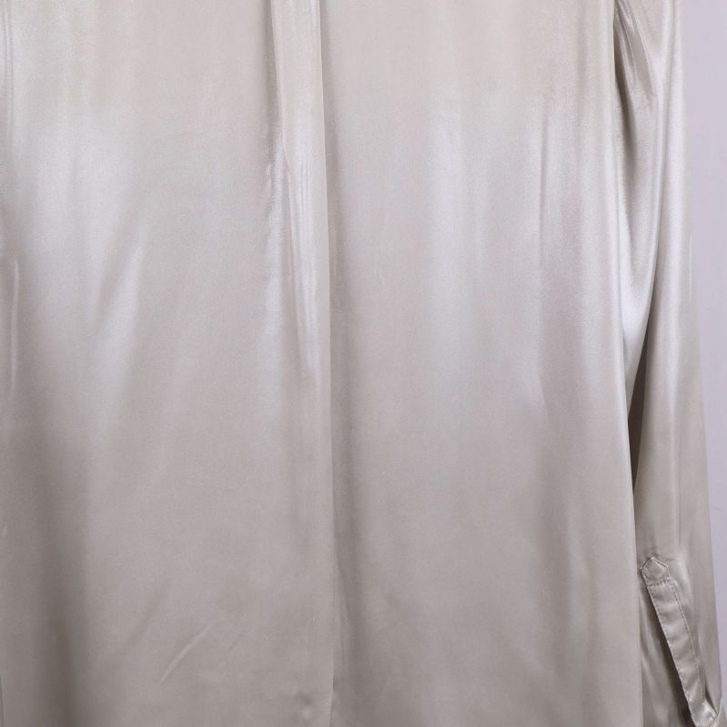 Närbild på baksidans tyg och sömmar