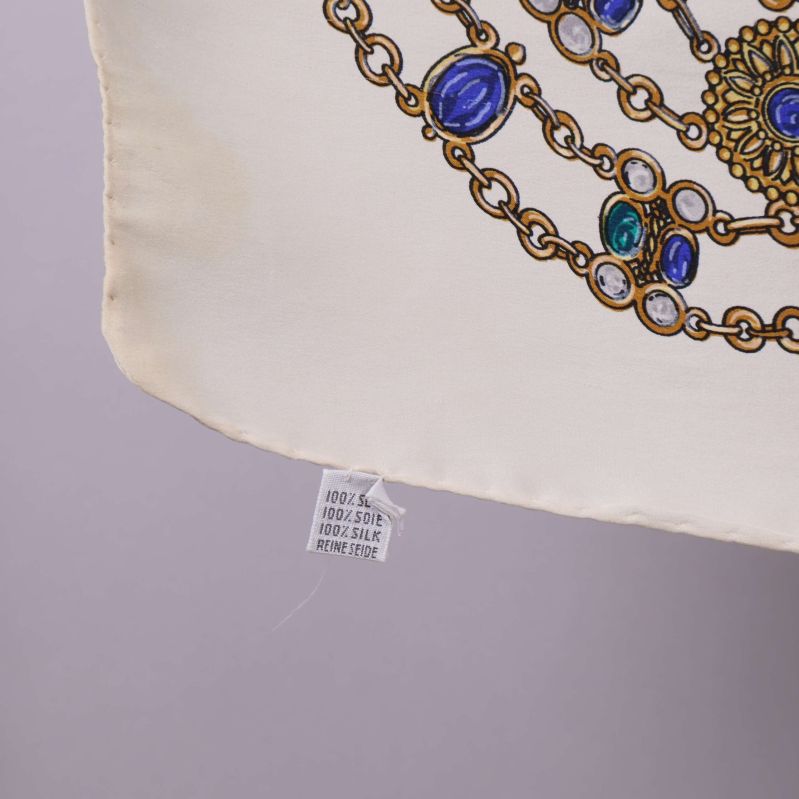 Materiallapp visar 100% siden på Chanel-scarf