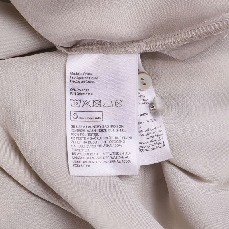 Materiallapp med sammansättning och tvättråd synlig