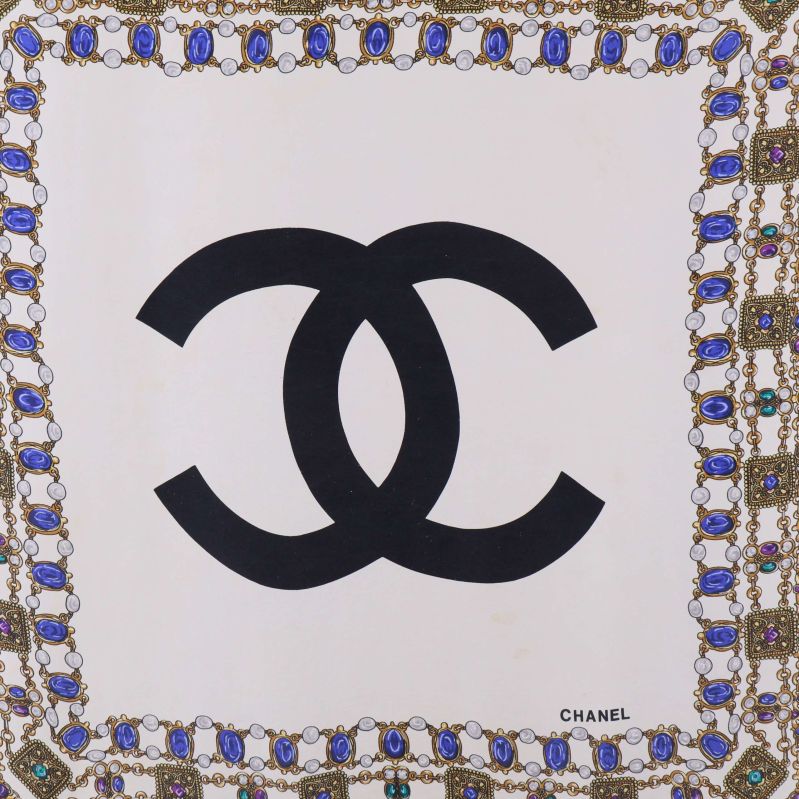 Närbild på Chanel-logo centrerad på scarf