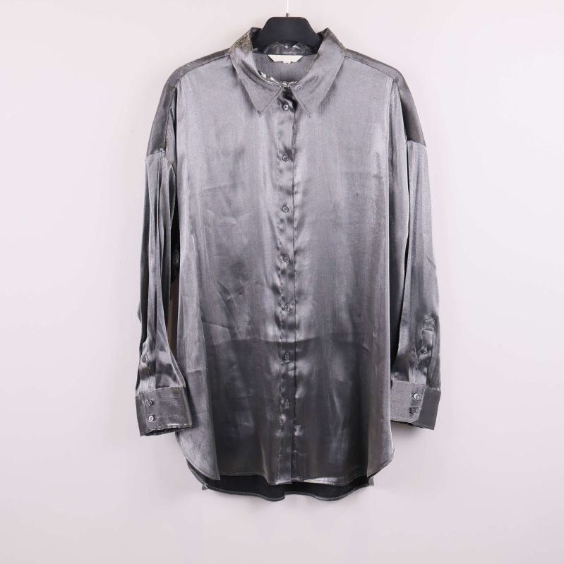 Framsida av glansig skjorta med lång ärm och rak passform