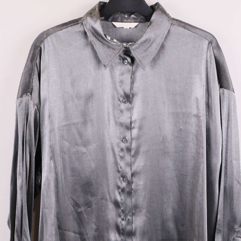 Närbild på framsida av skjorta med knappar och lyster