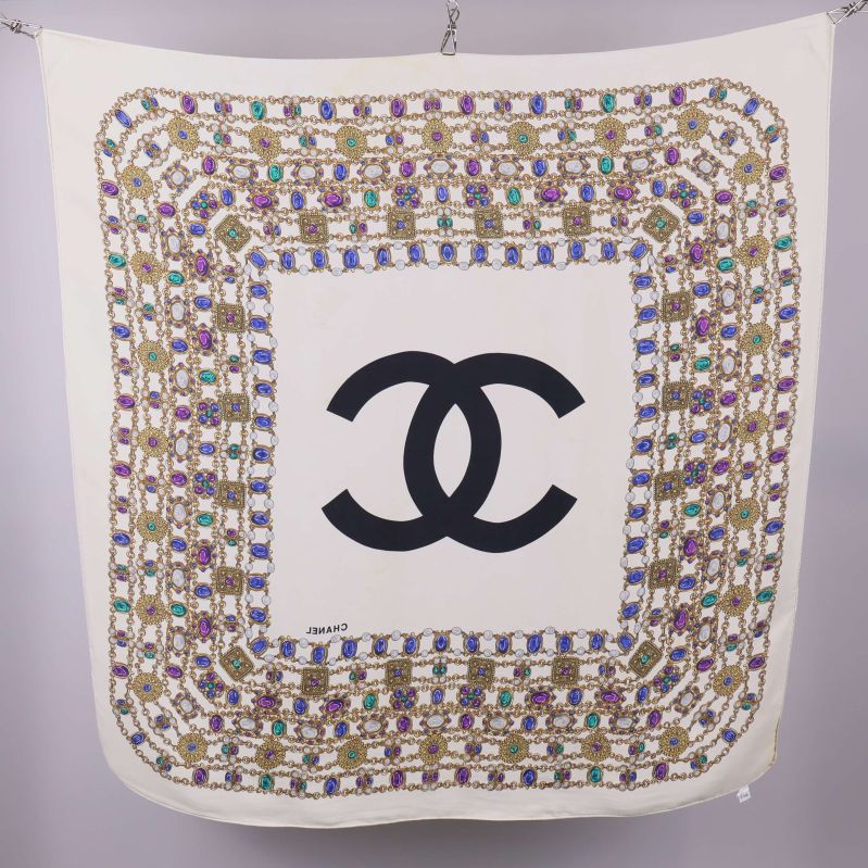 Chanel-scarf med detaljerat smyckesmönster