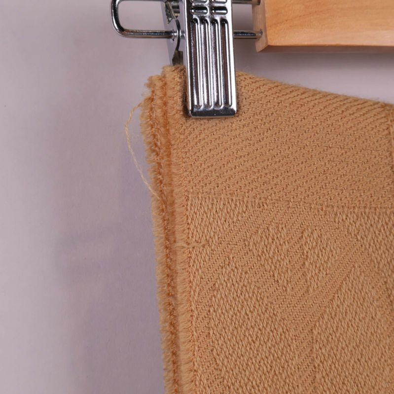 Närbild på halsdukens hörn och vävnad