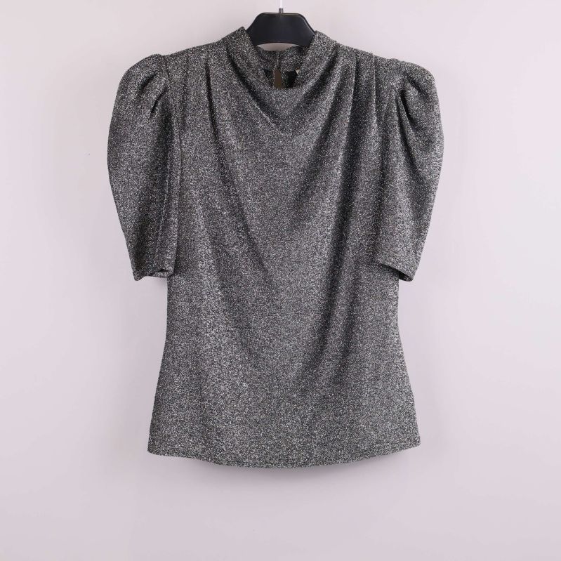 Glittrig topp med puffärmar framifrån