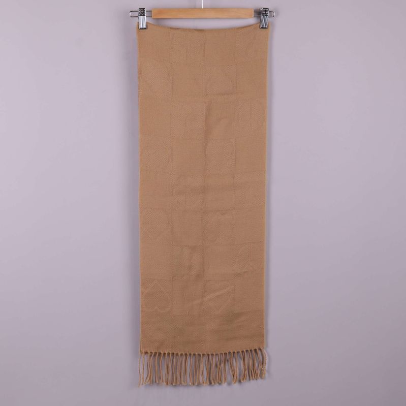 Lång halsduk med raka linjer och fransad nederkant
