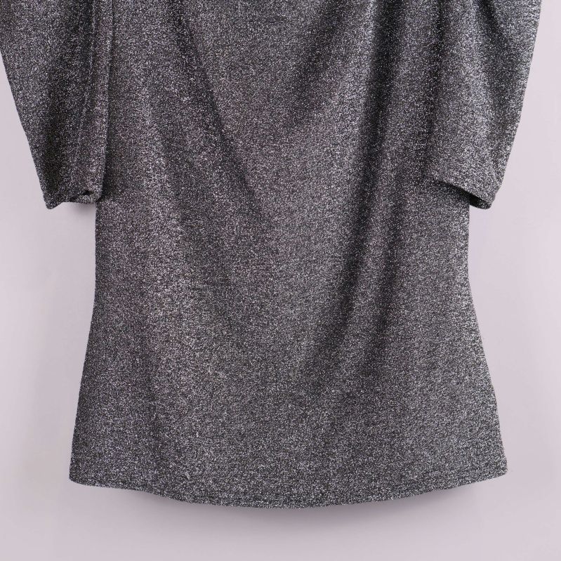 Närbild på nederkant av glittrig topp