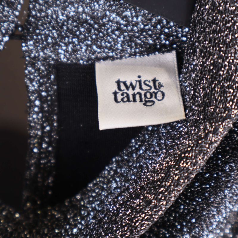 Närbild på Twist & Tango tygmärke i topp