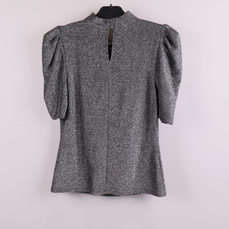 Glittrig topp med puffärmar bakifrån