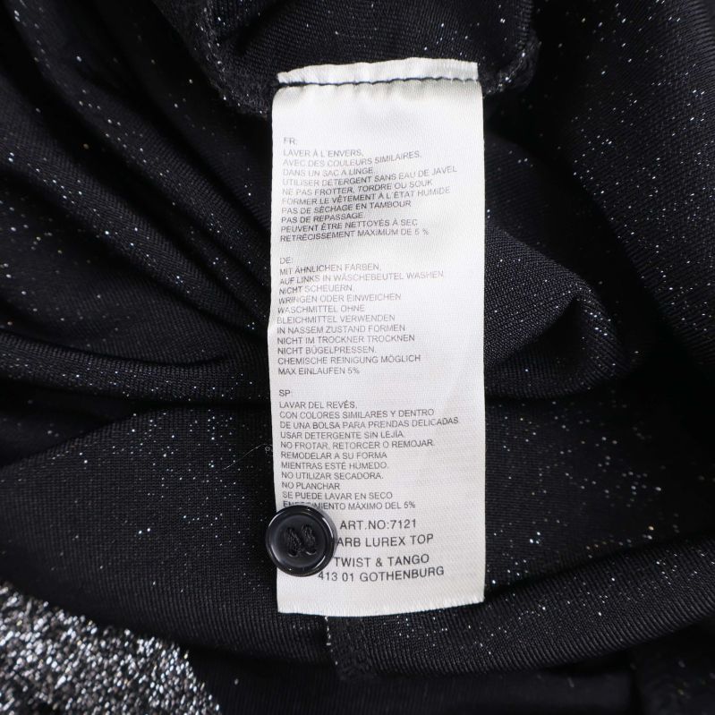 Två etiketter med materialinformation i topp