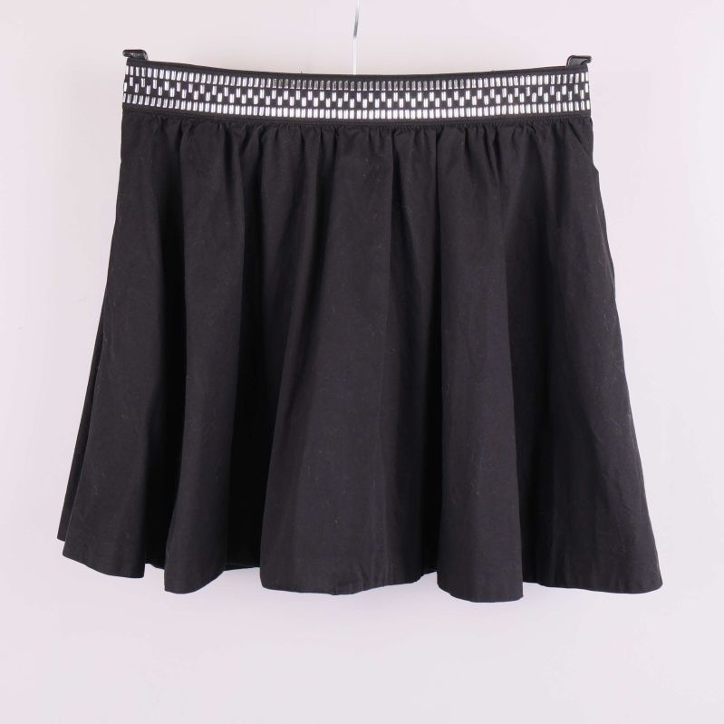 Kort svart kjol med dekorerad linning framifrån