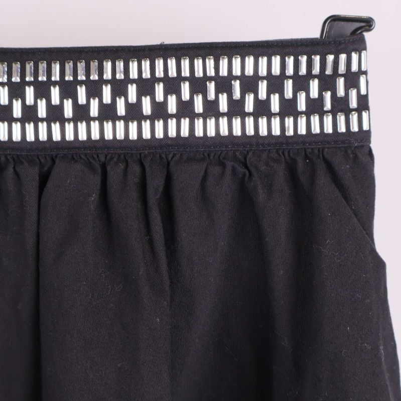 Närbild på linningen med rektangulära dekorationer