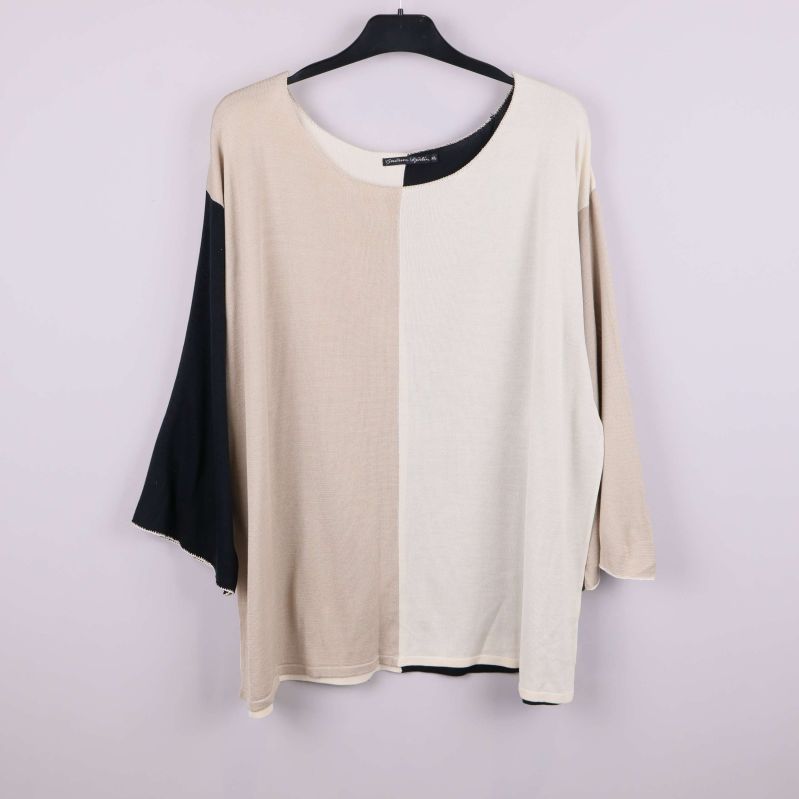 Framsidan av tvåfärgad oversized tröja med rund hals