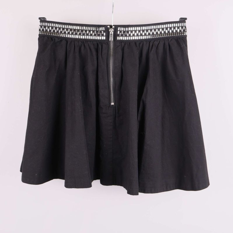 Kort svart kjol med dekorerad linning bakifrån och dragkedja