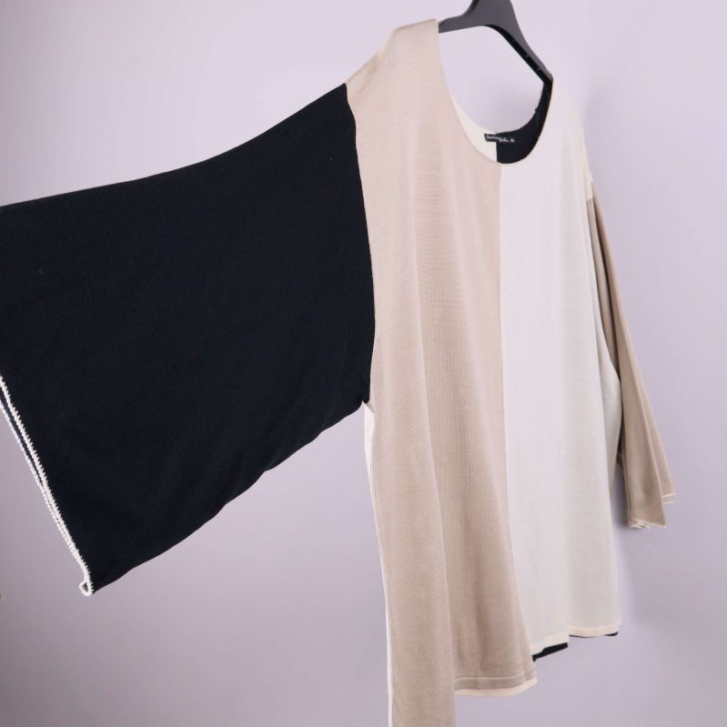 Tröja i två färger visas från sidan med vid ärm