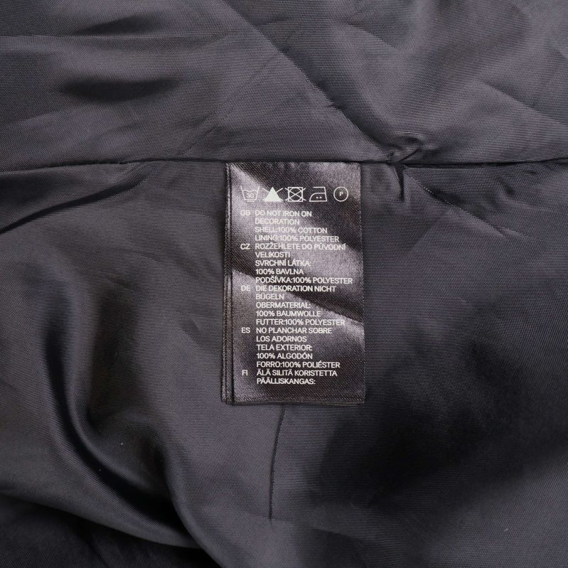 Materiallapp med information på insidan av kjolen