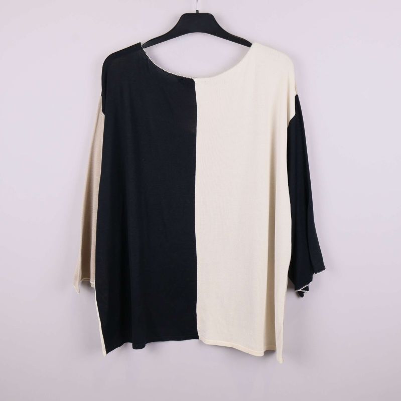 Baksidan av tvåfärgad oversized tröja med breda ärmar