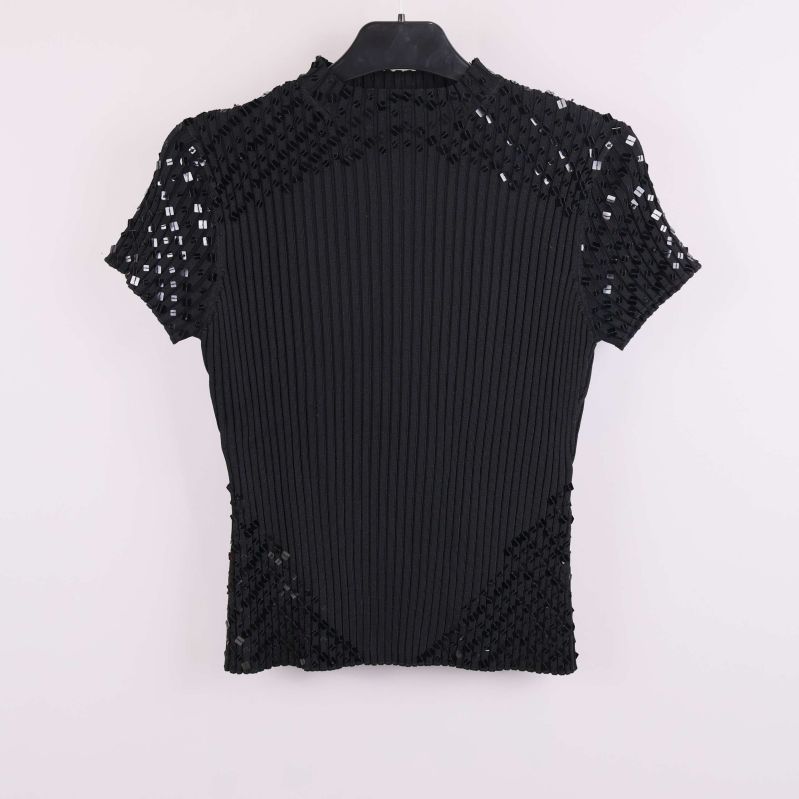 Svart ribbad topp med paljettdetaljer sedd framifrån