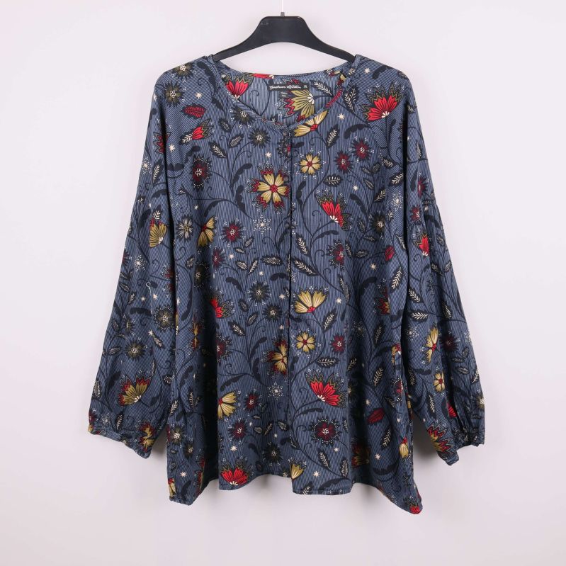 Framsida av blommig tunika med vida ärmar