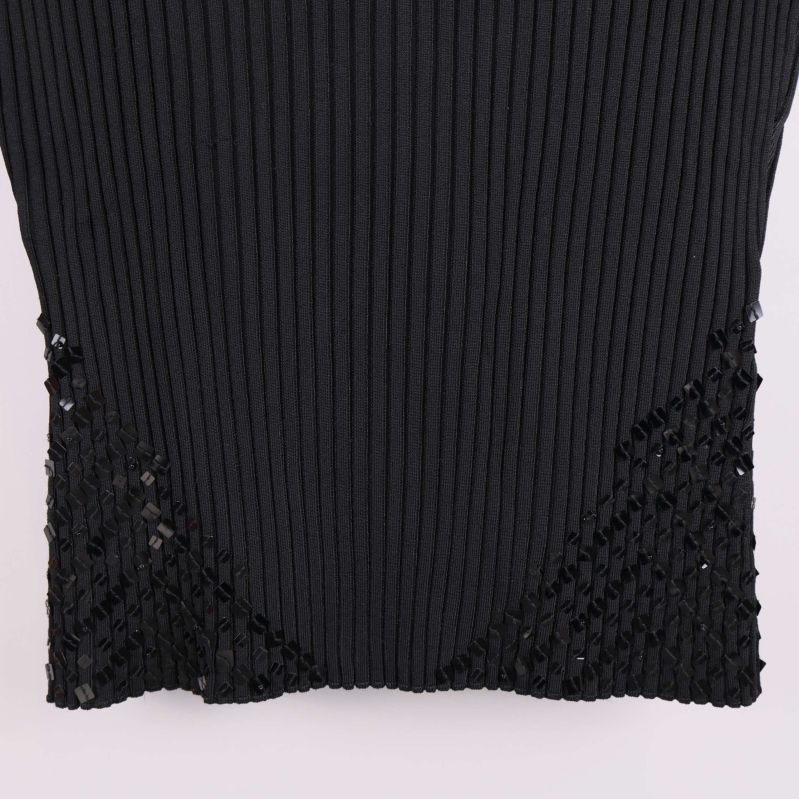Nederkant på svart ribbad topp med paljetter