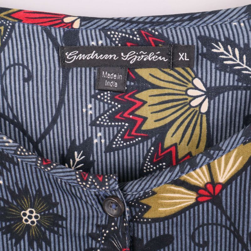 Gudrun Sjödén märkning på blå tunika