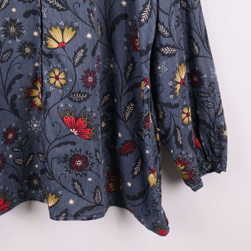 Närbild på ärm och nederkant, blommig tunika