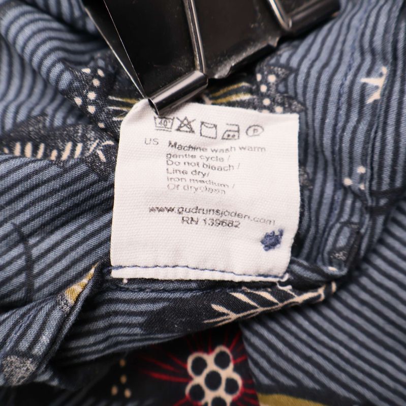 Tvättråd etikett på blommig tunika