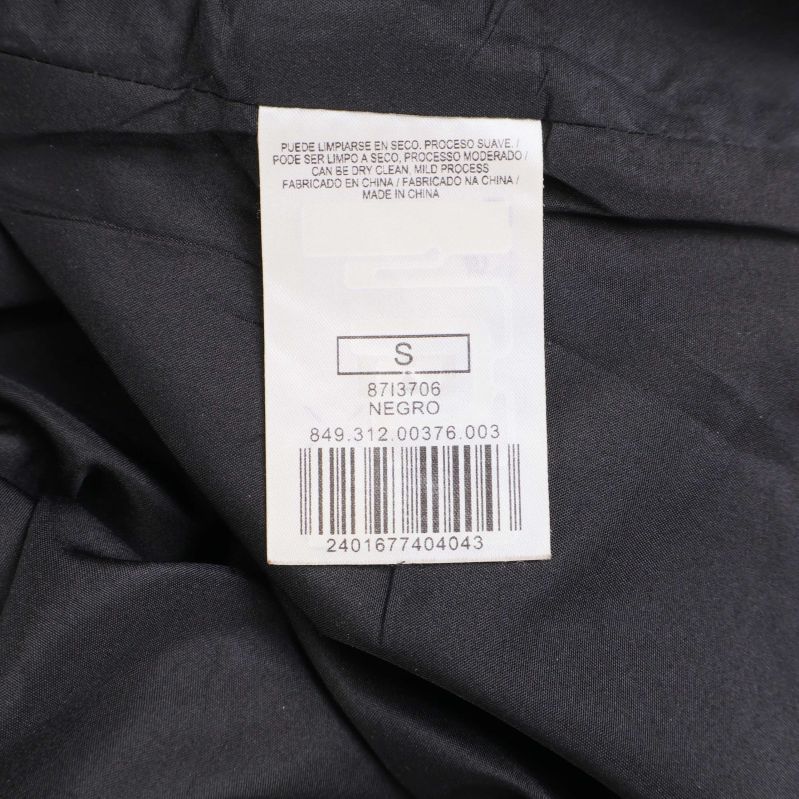 Storleksetikett med information om färg och storlek S