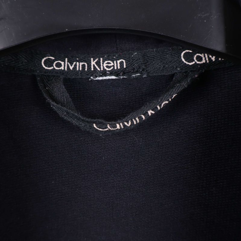 Calvin Klein-logotyp på insidan av kragen