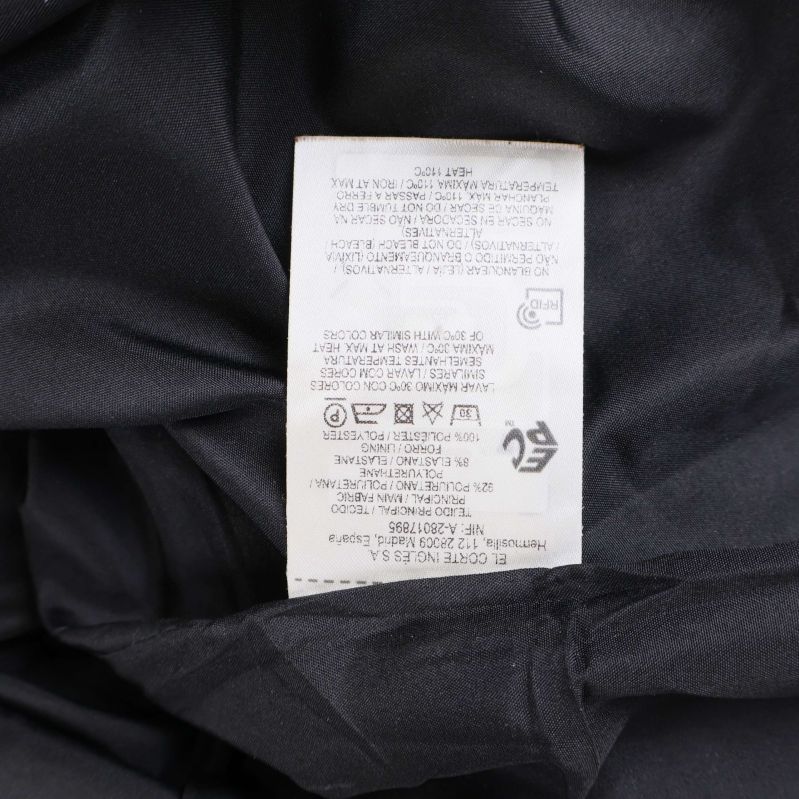 Materiallapp med skötselråd och sammansättning på flera språk