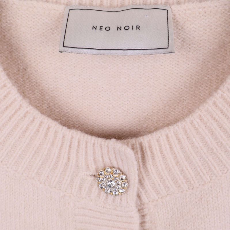 Närbild på halsringning och Neo Noir-etikett