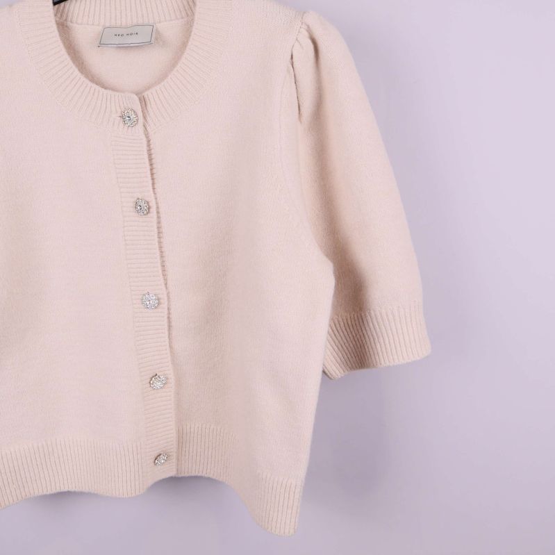 Detaljbild av koftans nederdel och ena armen